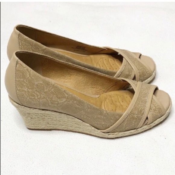Lightly used tan lace wedge sandals - Picture 10 of 12